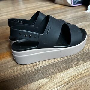 Crocs Brooklyn low wedge sandal